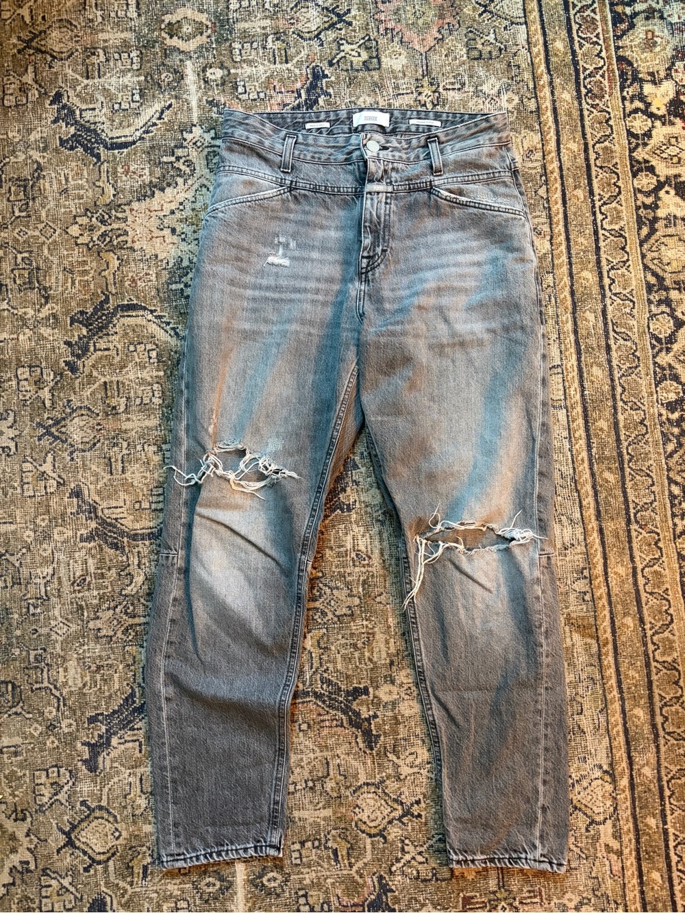 CLOSED Distressed High-Rise Mom Jeans in washes grey